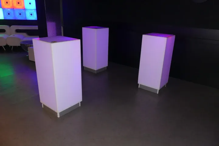 3x Säule, beleuchtet Maße in cm je ca. 46 x 46 x 109